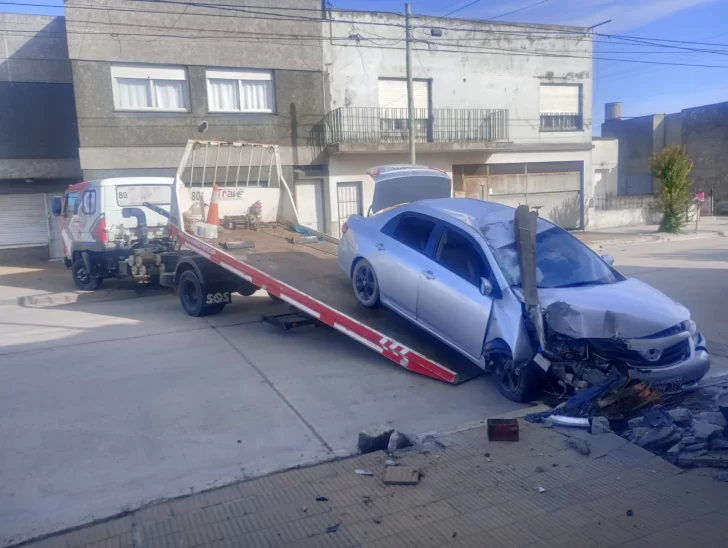 El auto que chocó contra una columna fue secuestrado por alcoholemia positiva de su conductor