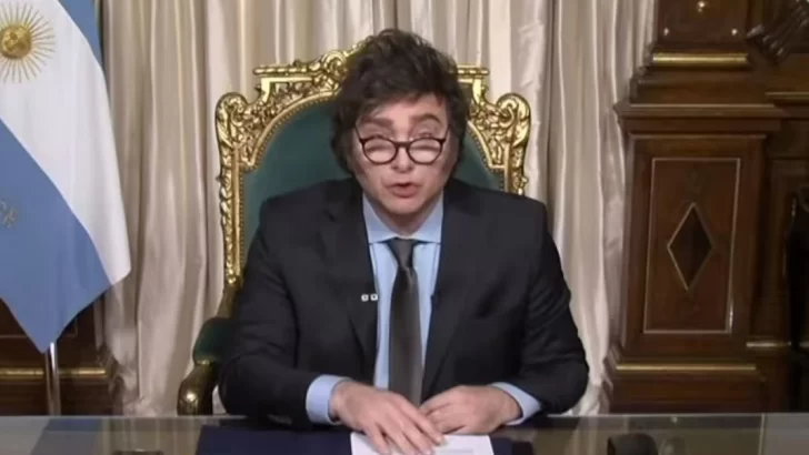 A qué hora habla Javier Milei en cadena nacional hoy
