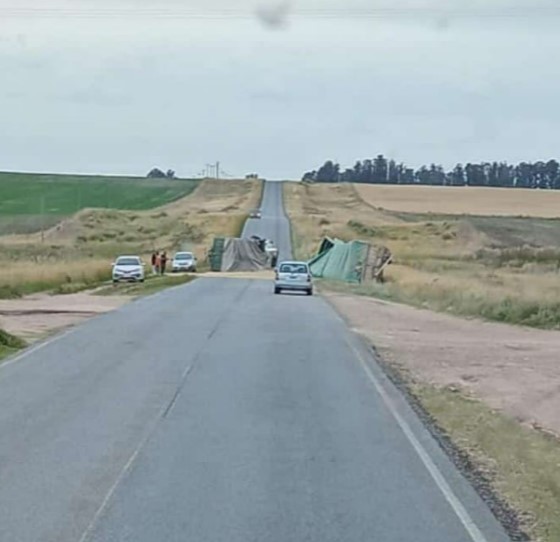 Volcó un camión en ruta 86