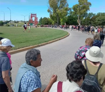 Decenas de fieles caminaron con María hasta Costa Bonita