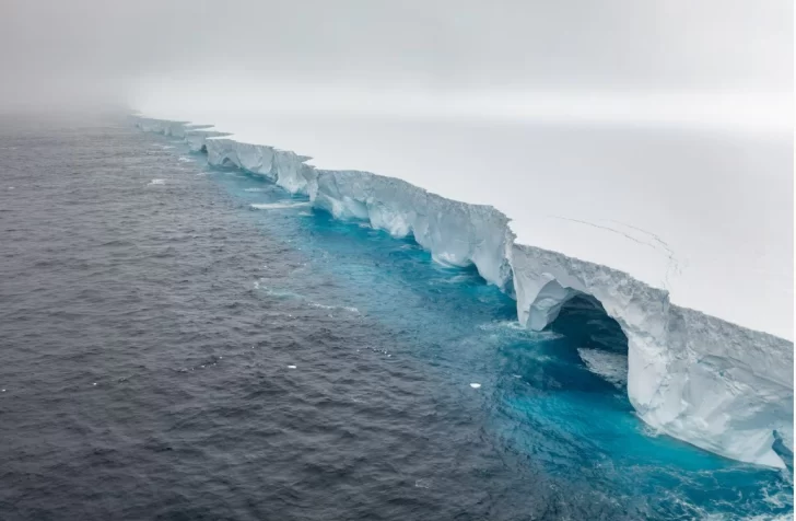 Alertan que el mayor iceberg del mundo se puso en movimiento