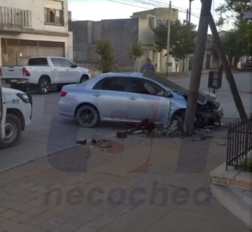 Chocaron contra una columna de alumbrado que terminó cayendo sobre el techo del auto