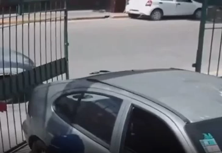 Una mujer no quiso pagar el estacionamiento en efectivo y tiró abajo el portón