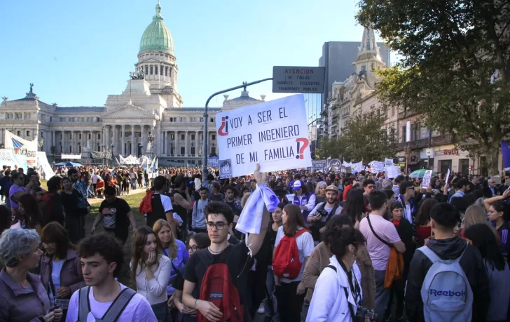 En el primer año de Milei, el presupuesto a las universidades cayó un 30% y los salarios docentes un 23%