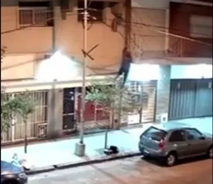 Video: el “Spiderman” marplatense trepó un edificio para robarse una bicicleta