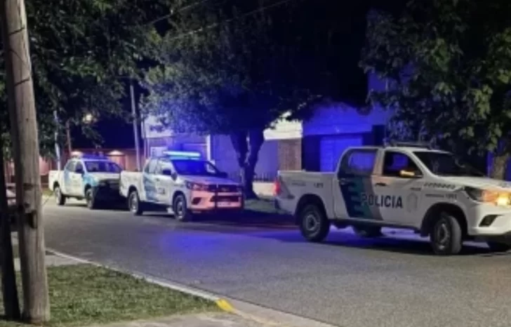 Entró a la fuerza a lo de su ex pareja y le cortó el cuello con un cuchillo