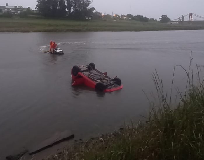 Un auto volcó y cayó al Río Quequén: murió una mujer