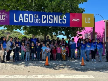 Niños y niñas de Quequén recorrieron el Lago de los Cisnes