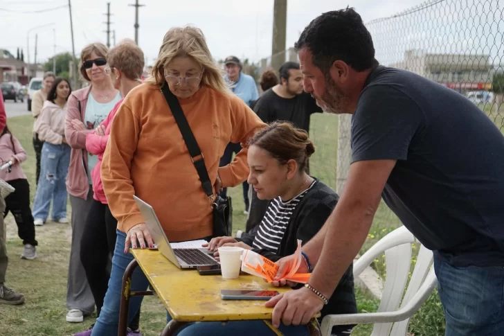 Brindan información a vecinos para acceder al Barrio Luz y Fuerza y Las Torres