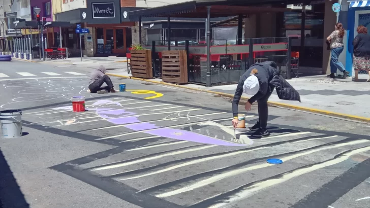 Empieza a tomar color el piso de la peatonal 83