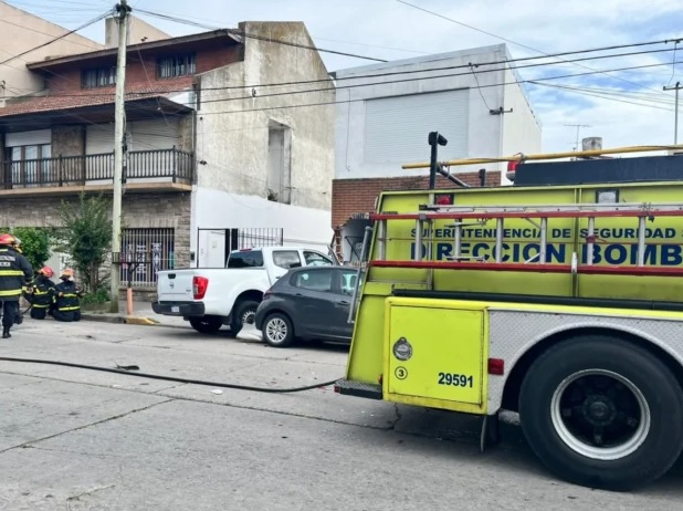 Una camioneta chocó, impactó contra una vivienda y provocó un escape de gas