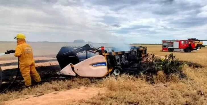 Se incendió una cosechadora en un campo