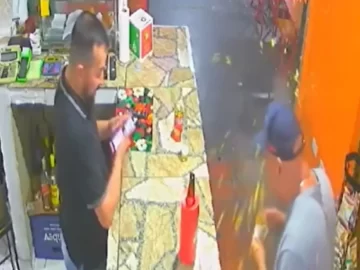 Video: le explotó en la cara una empanada de pollo y terminó con quemaduras