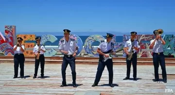 El hit del Operativo Sol para el verano con policías que cantan y bailan y música de Luis Miguel