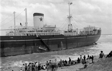 Hace 65 años, el buque Tara encallaba frente a Pinocho