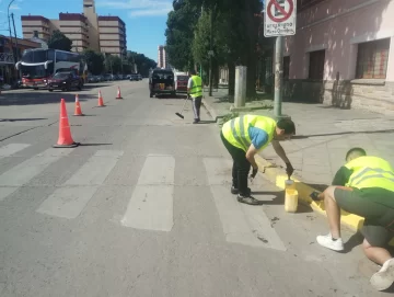 Están señalizando las paradas de colectivos