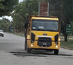 Bachean calles en Fernández y reparan la Ruta 80