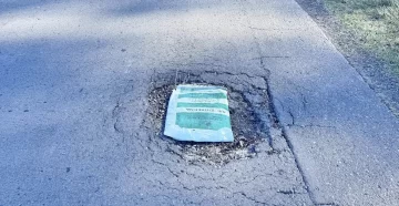 Un vecino señalizó los pozos de una ruta con bolsas blancas