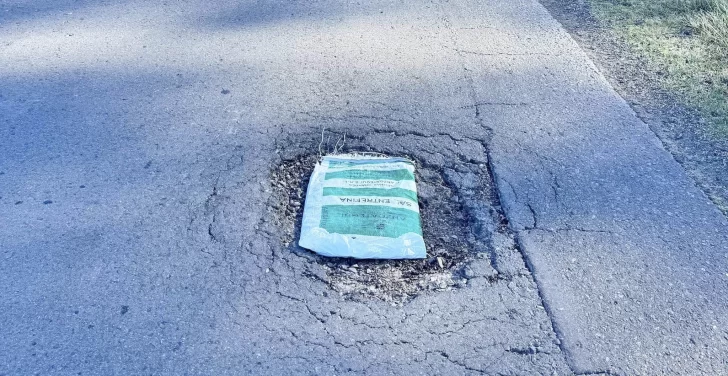 Un vecino señalizó los pozos de una ruta con bolsas blancas