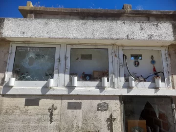 Cementerio municipal: le destrozaron los nichos de su madre, su padre y su esposo