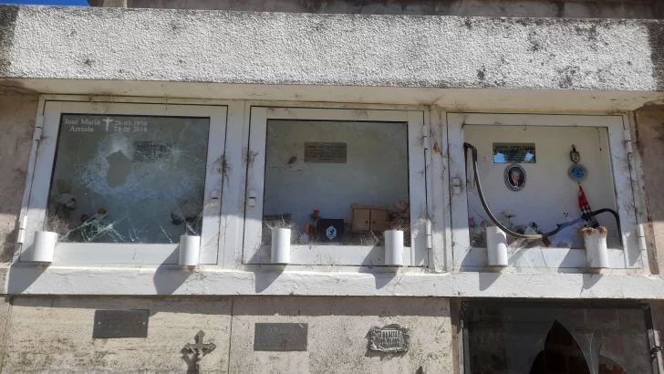 Cementerio municipal: le destrozaron los nichos de su madre, su padre y su esposo