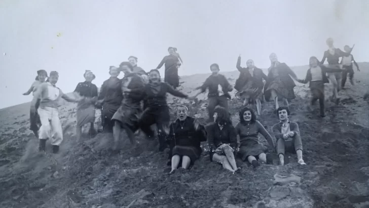 Publicó una foto de su cumpleaños del año 1953 en un emblemático médano de Costa Bonita