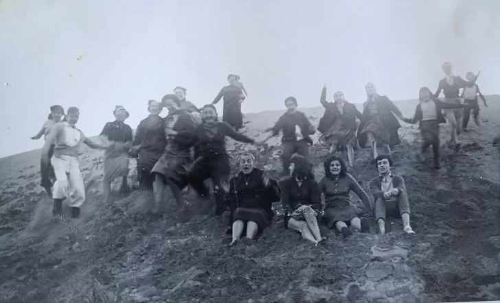 Publicó una foto de su cumpleaños del año 1953 en un emblemático médano de Costa Bonita