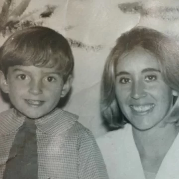 Casi 60 años después, se encontró con su primera maestra jardinera y replicó una foto de la infancia