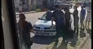 Video: un ciclista de 14 años fue embestido por un automóvil y terminó incrustado en el parabrisas