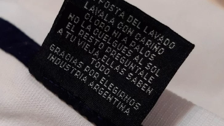 La mejor etiqueta de lavado para una remera: “Pregúntale a tu vieja, ellas saben todo”