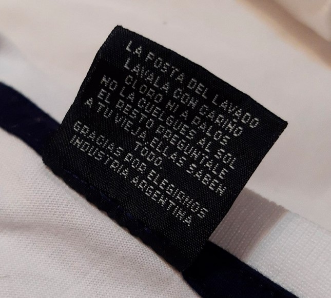 La mejor etiqueta de lavado para una remera: “Pregúntale a tu vieja, ellas saben todo”