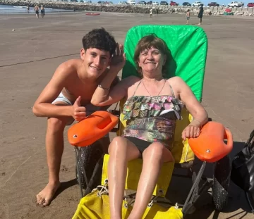 Una turista con discapacidad destaca la accesibilidad en la playa de Quequén