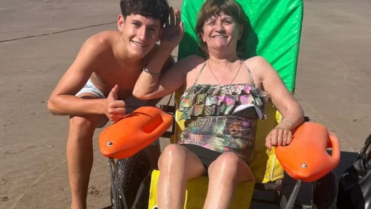 Una turista con discapacidad destaca la accesibilidad en la playa de Quequén