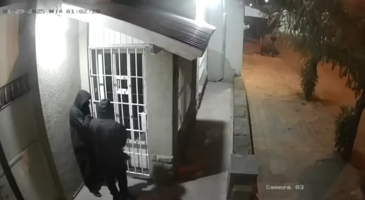 Impactantes videos de cómo dos delincuentes intentan ingresar a robar en una vivienda