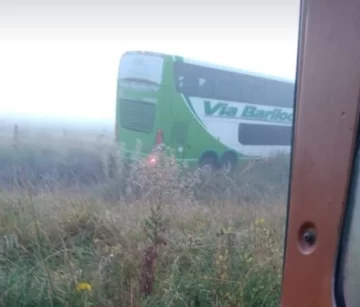 Se despistó un micro de Vía Bariloche en rutas 50 y 74