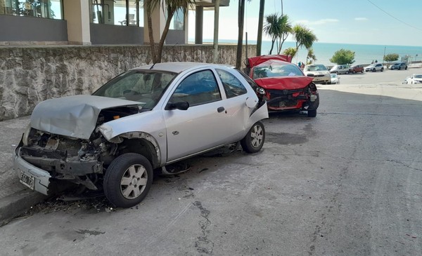 Video: así una adolescente chocó a autos estacionados en Mar del Plata