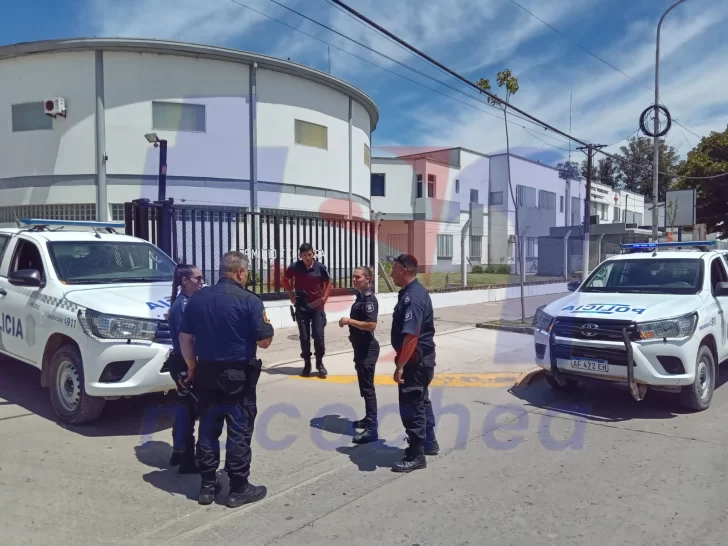 Se descompensó mientras destruía su casa: lo salvó la Policía