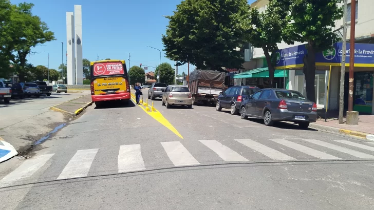 Rotonda: Colocan división de carriles en la avenida 59