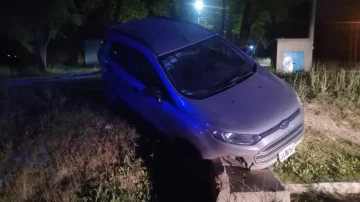 Una camioneta terminó en la alcantarilla