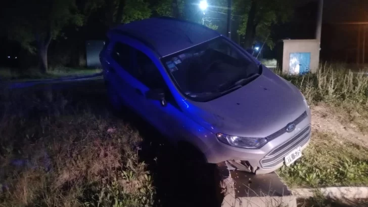 Una camioneta terminó en la alcantarilla