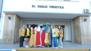 Los Reyes Magos recorrieron la ciudad llevando alegría a los más pequeños