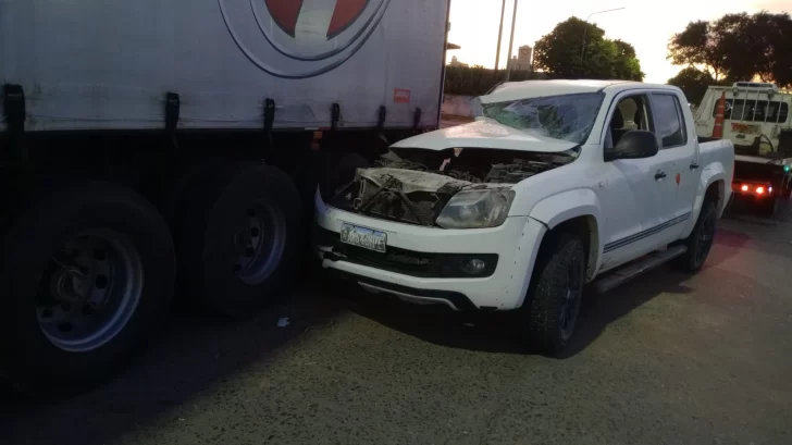 Una camioneta se chocó un camión en el Puerto