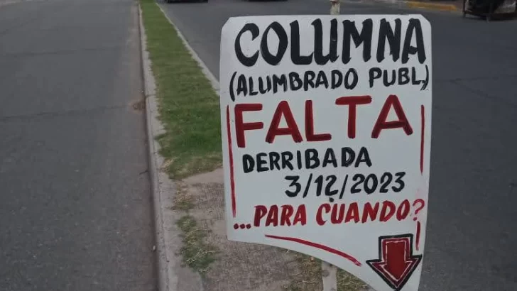 Se cansaron de reclamar por una luminaria y pusieron un cartel