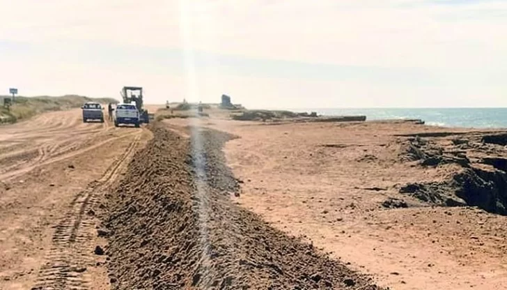 Construyen cordón para prevenir accidentes en la costa de Quequén