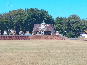 Pintaron con grafitis el monumento a Isabel La Católica