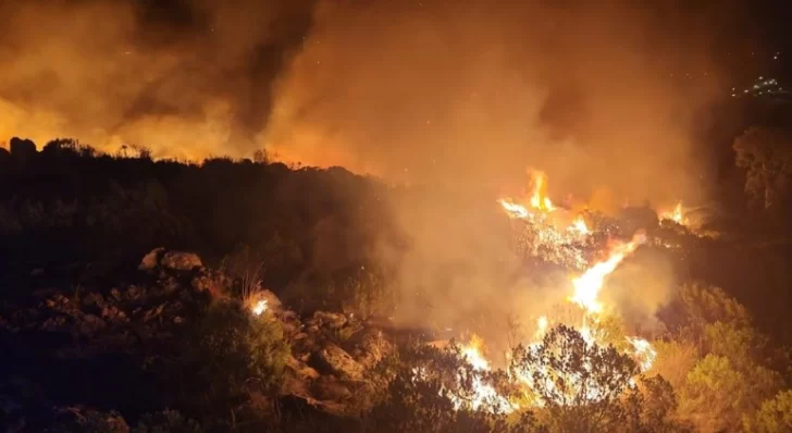 Tandil en alerta por un devastador incendio forestal en el Cerro de la Cruz