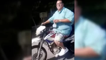 Escracharon a un inspector de tránsito en moto: sin casco, sin patente y tomando cerveza