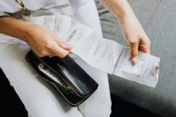 Los tickets de los grandes comercios comienzan a detallar los impuestos que pagan los consumidores