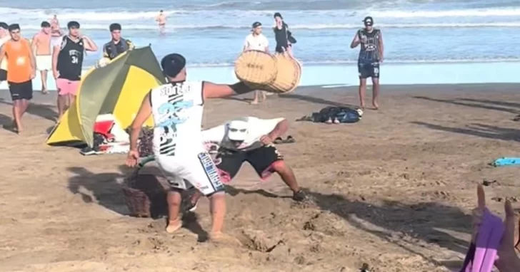 Video: vendedores de chipá se agarraron a los “canastazos” en Villa Gesell