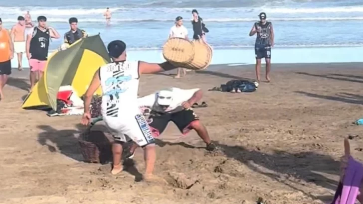 Video: vendedores de chipá se agarraron a los “canastazos” en Villa Gesell